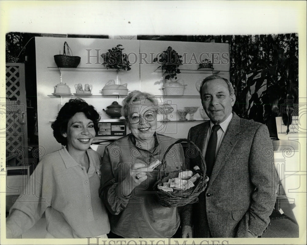 1985 Press Photo Laura Wolf and Parents Sample Bars - RRW63907 - Historic Images