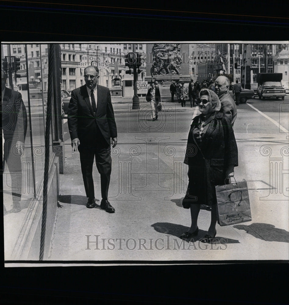 1970 Press Photo People Watch Window Display on Street - RRW64011 - Historic Images