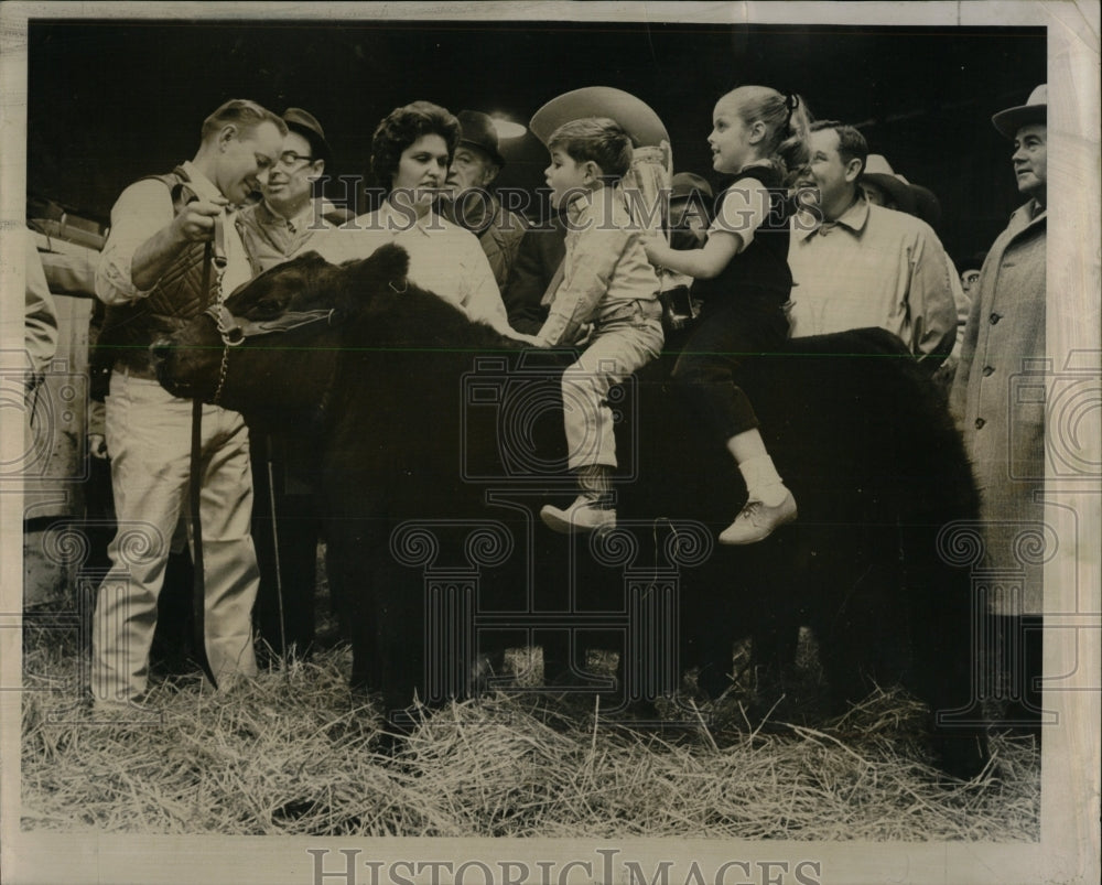 1962 Press Photo Miller Family Wins $6,296 With Steer - RRW64039 - Historic Images