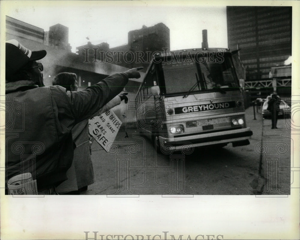 1990 Press Photo Busses Leave Greyhound Terminal - RRW64053 - Historic Images