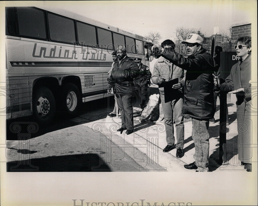 1990 Press Photo Greyhound Bus Line Employees On Strike - RRW64055 - Historic Images