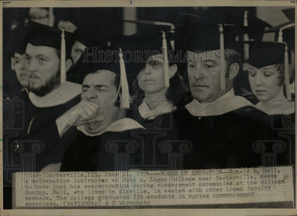 1974 Press Photo John A Logan College Comencement - RRW64073 - Historic Images