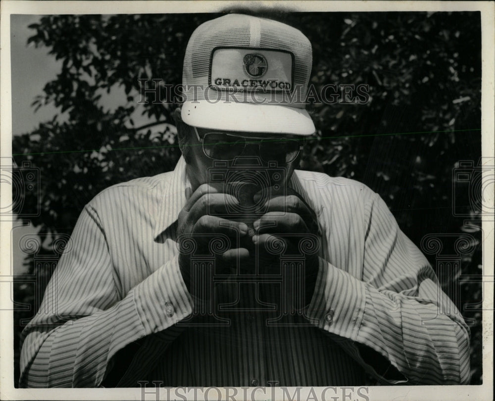 1980 Press Photo Best Way to Get Grapefruit Juice - RRW64083 - Historic Images