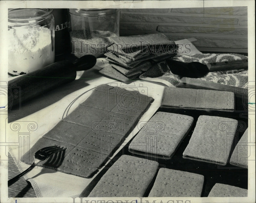 1974 Press Photo Home made Graham crackers - RRW64089 - Historic Images