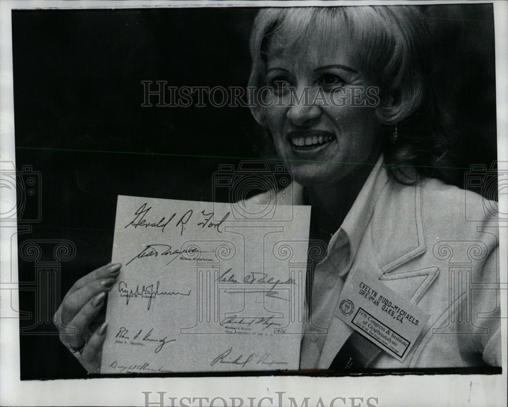1976 Press Photo Evelyn Budd-Michaels Graphologist - RRW64091 - Historic Images