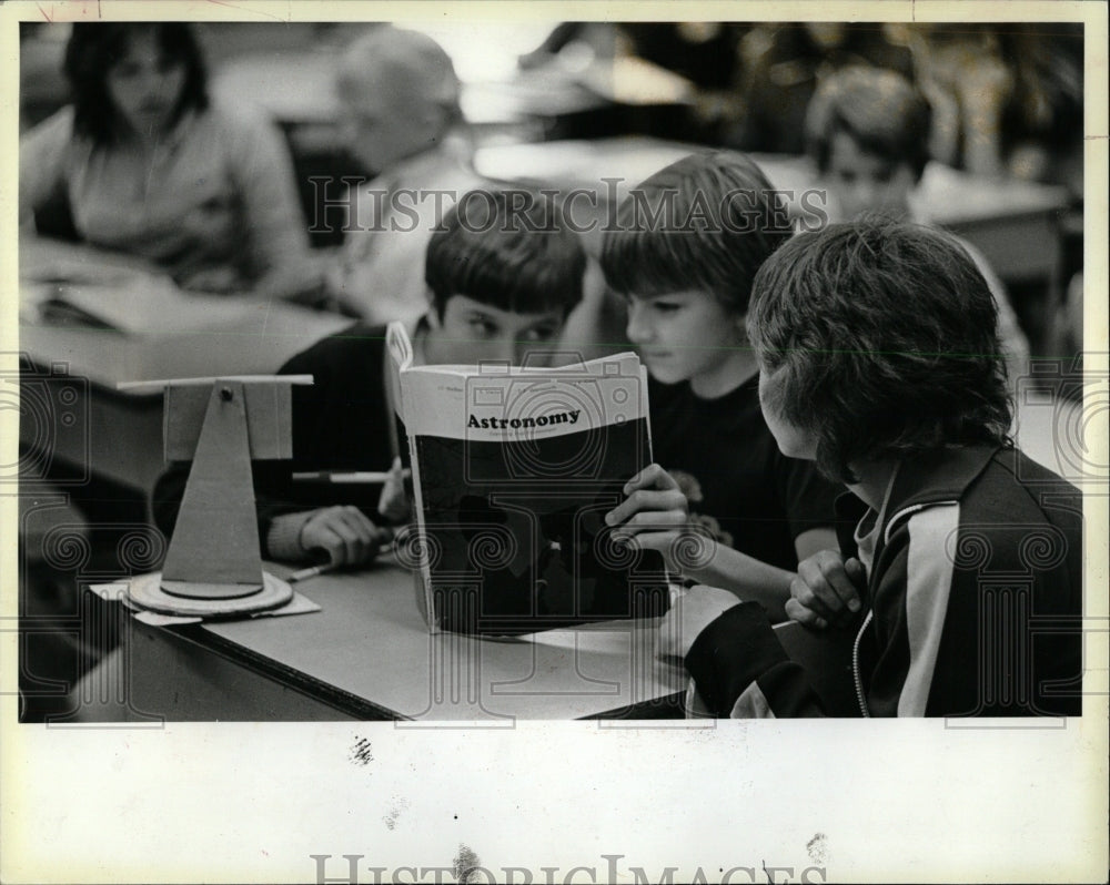 1983 Press Photo Elementry School Textbooks - RRW64099 - Historic Images