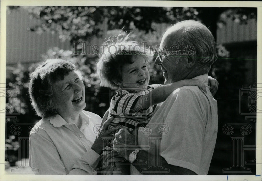 1981 Press Photo Bill Mary Burk Wilmette IL Grandparent - RRW64107 - Historic Images