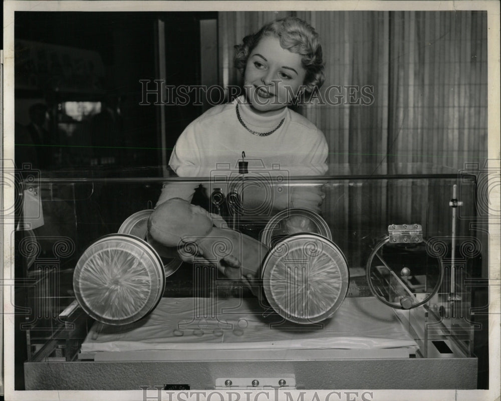 Press Photo Infant Incubator Nurse - RRW64161 - Historic Images