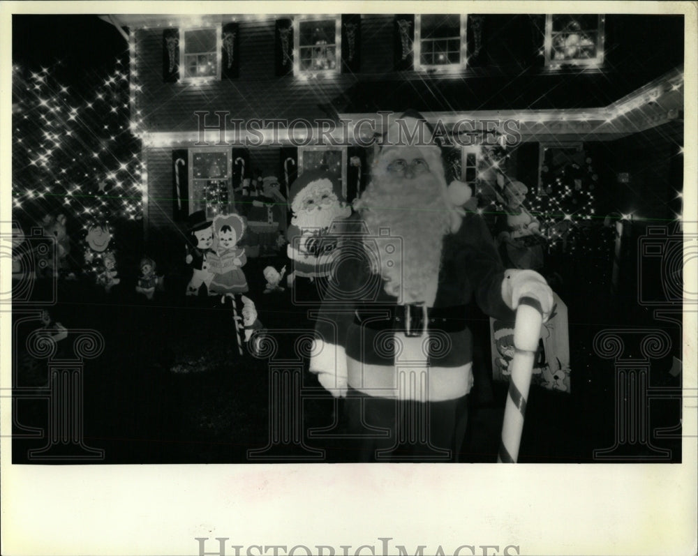 1986 Press Photo Dwane Thomas Santa Suit Xmas Display - RRW64205 - Historic Images
