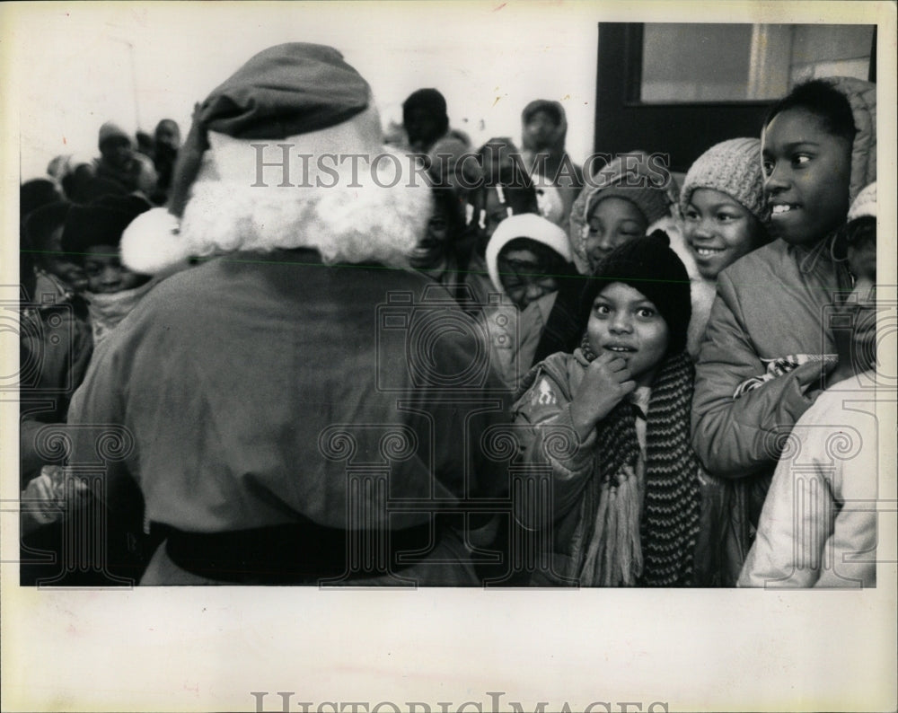 1989 Press Photo Shirley Moore Santa Claus Beale - RRW64209 - Historic Images