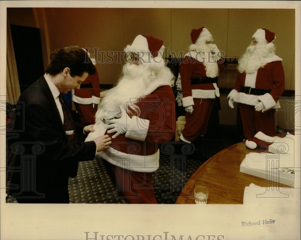 1990 Press Photo Santa Claus Christmas Celebrations - RRW64211 - Historic Images