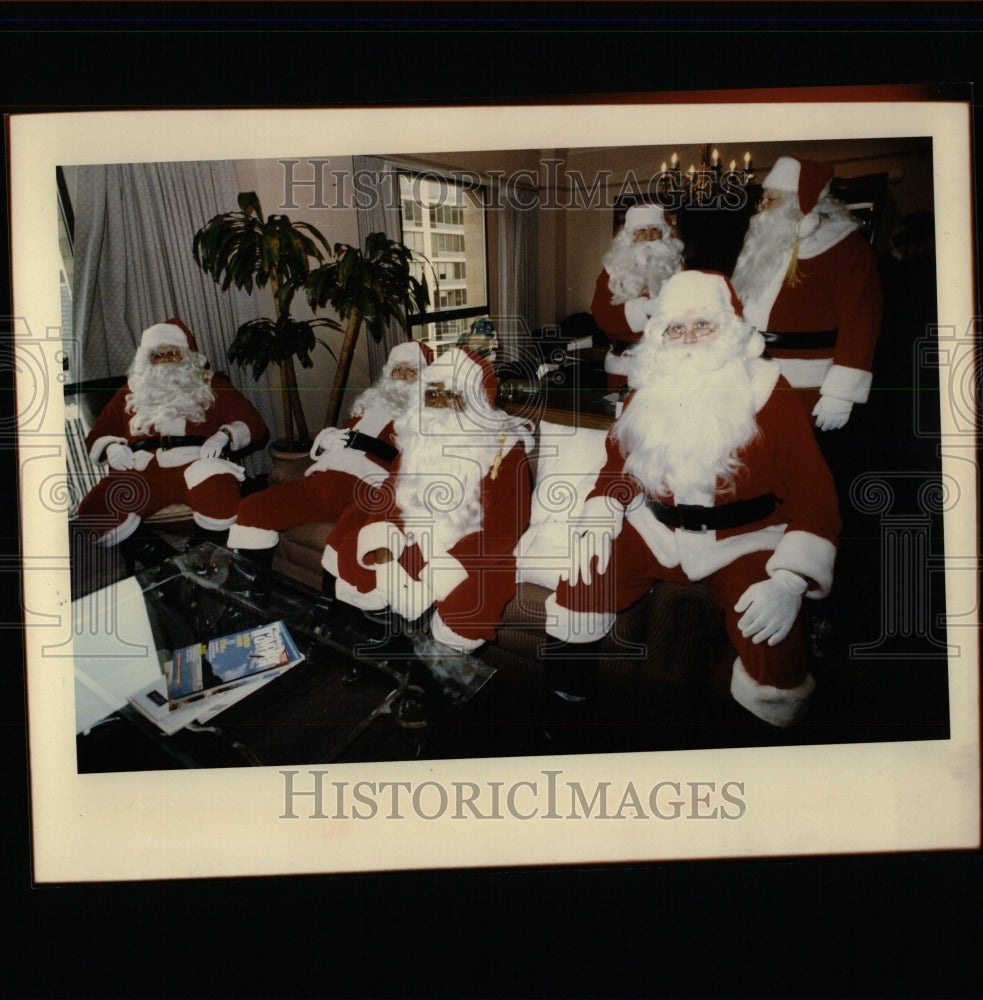 1992 Press Photo Santas Take Break From Duties - RRW64213 - Historic Images