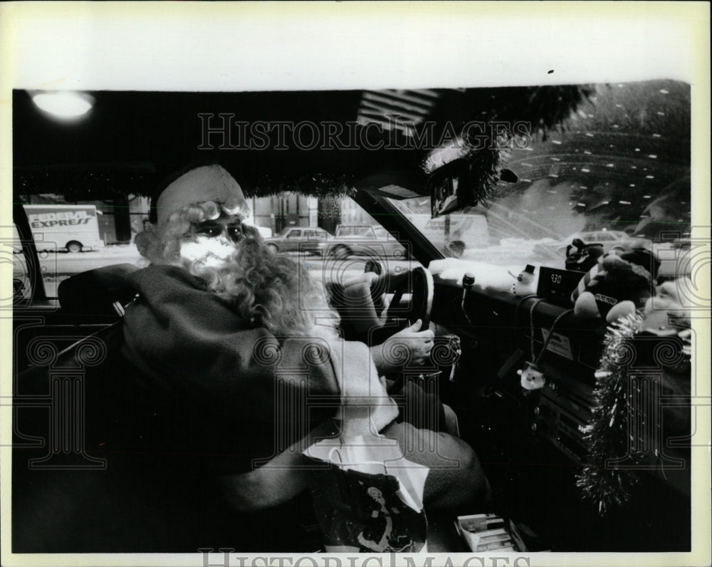 1987 Press Photo Roger McNair Chicago Taxi Santa Claus - RRW64221 - Historic Images