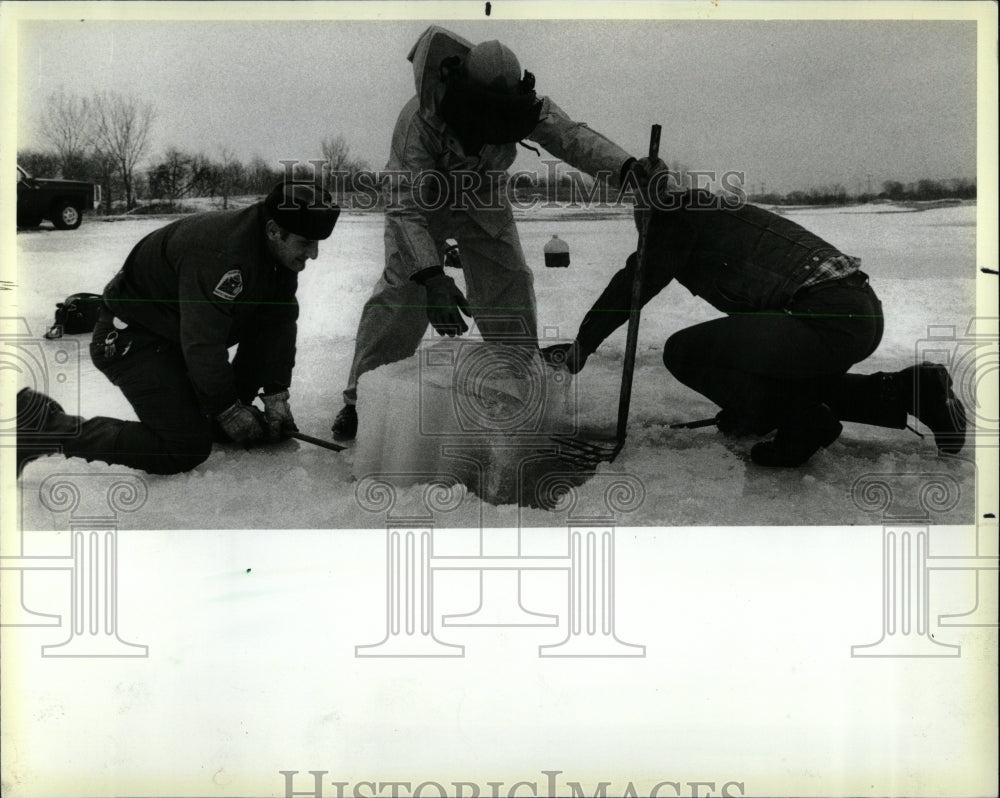 1984 Press Photo Du Page Workers Remove Ice From Pond - RRW64293 - Historic Images