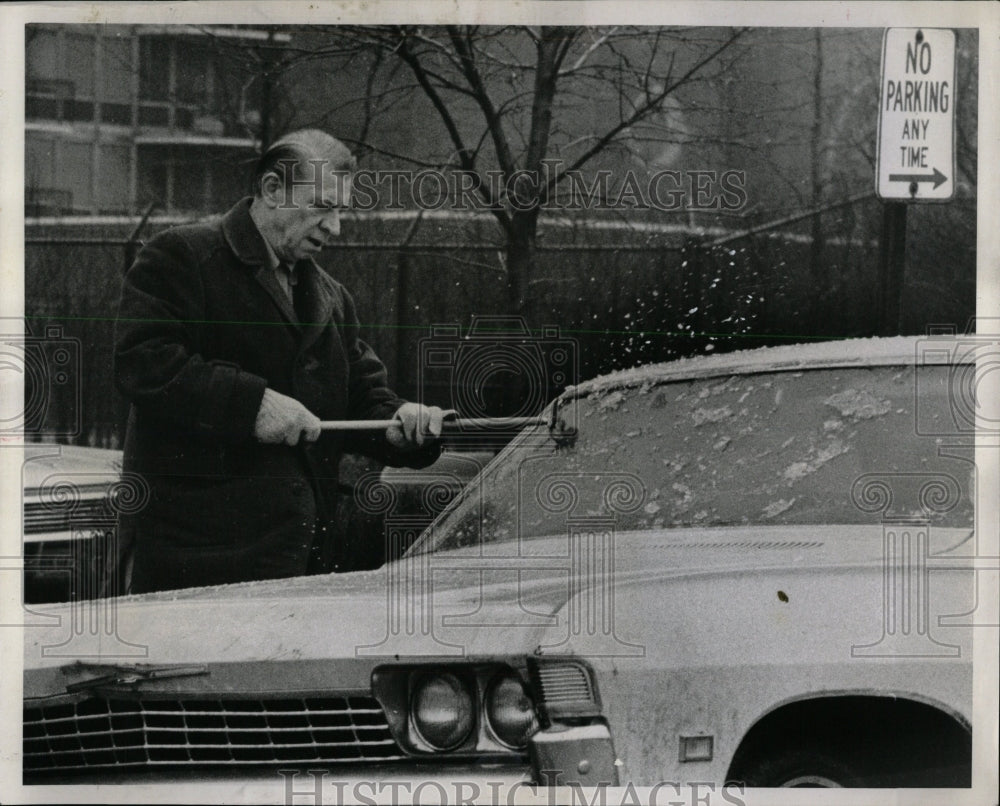 1969 Press Photo Man Scrapes Ice Windshield Chicago - RRW64299 - Historic Images