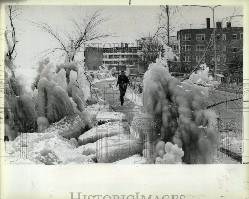 1984 Press Photo ice covered rocks - RRW64307 - Historic Images