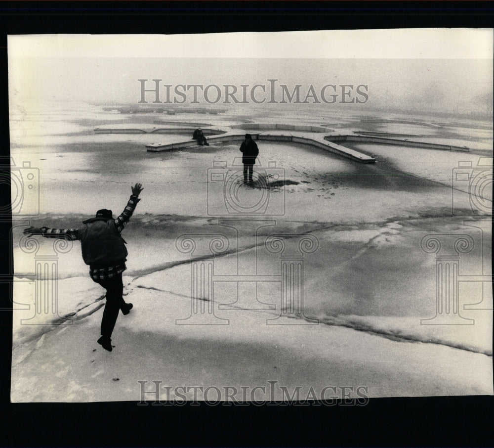 1988 Press Photo Montrose Harbor Fisherman Anglers Ice - RRW64309 - Historic Images