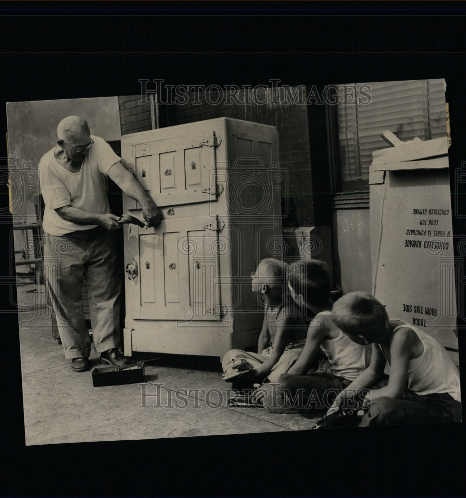 Press Photo T Constantin Nails Up Ice Box Discard - RRW64355 - Historic Images