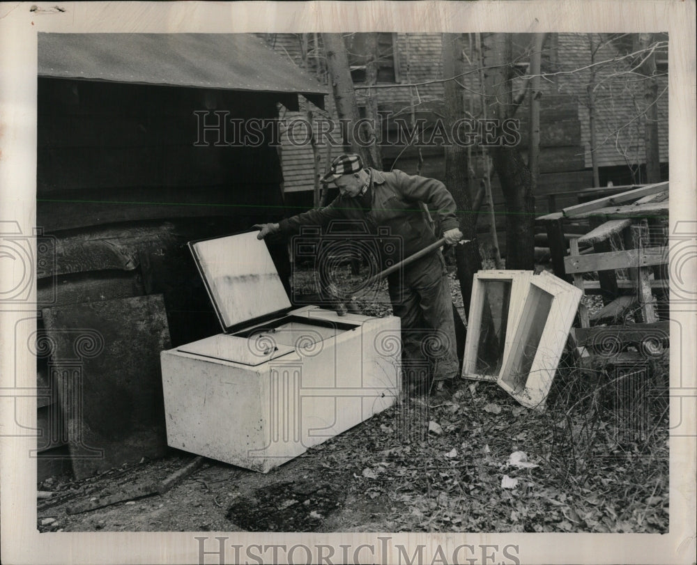 1955 Press Photo Discarded Ice Box Caldwell Woods - RRW64363 - Historic Images