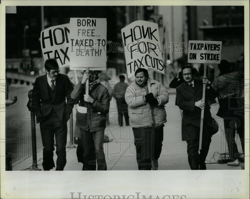 1983 Press Photo Income Tax Protestors - RRW64377 - Historic Images