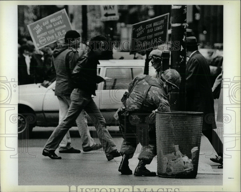 1983 Press Photo Income Tax Protester - RRW64381 - Historic Images