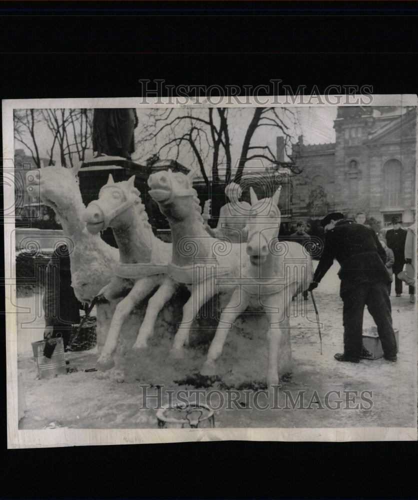 1956 Press Photo Ice Sculpture Art Freezing Frankfurt - RRW64449 - Historic Images