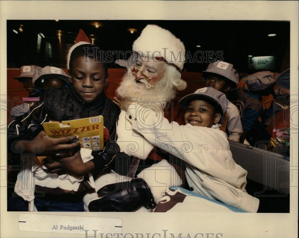 1989 Press Photo Santa Clevis Taylor Tamika White - RRW64521 - Historic Images