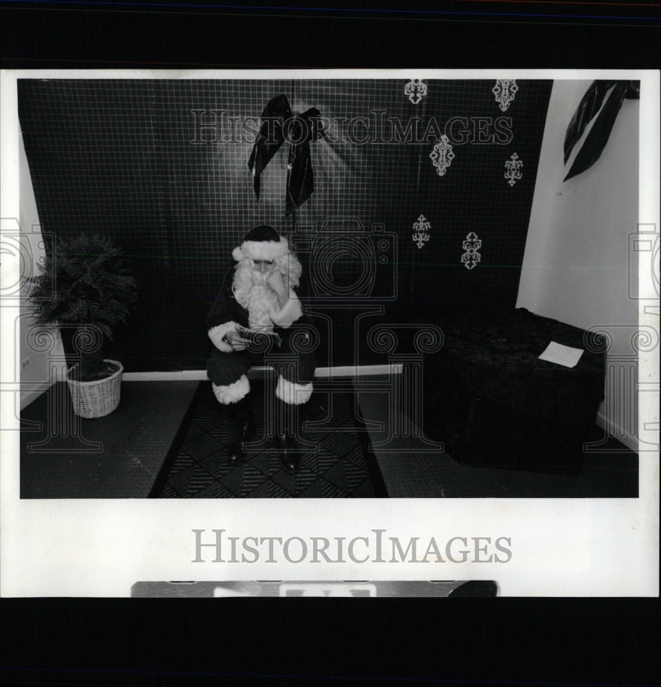 1991 Press Photo Randall Cox on Break as Santa Claus - RRW64527 - Historic Images