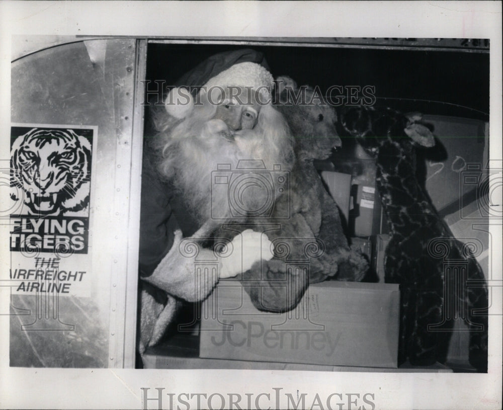 1978 Press Photo Santa In Flying Tigers Airplane - RRW64541 - Historic Images