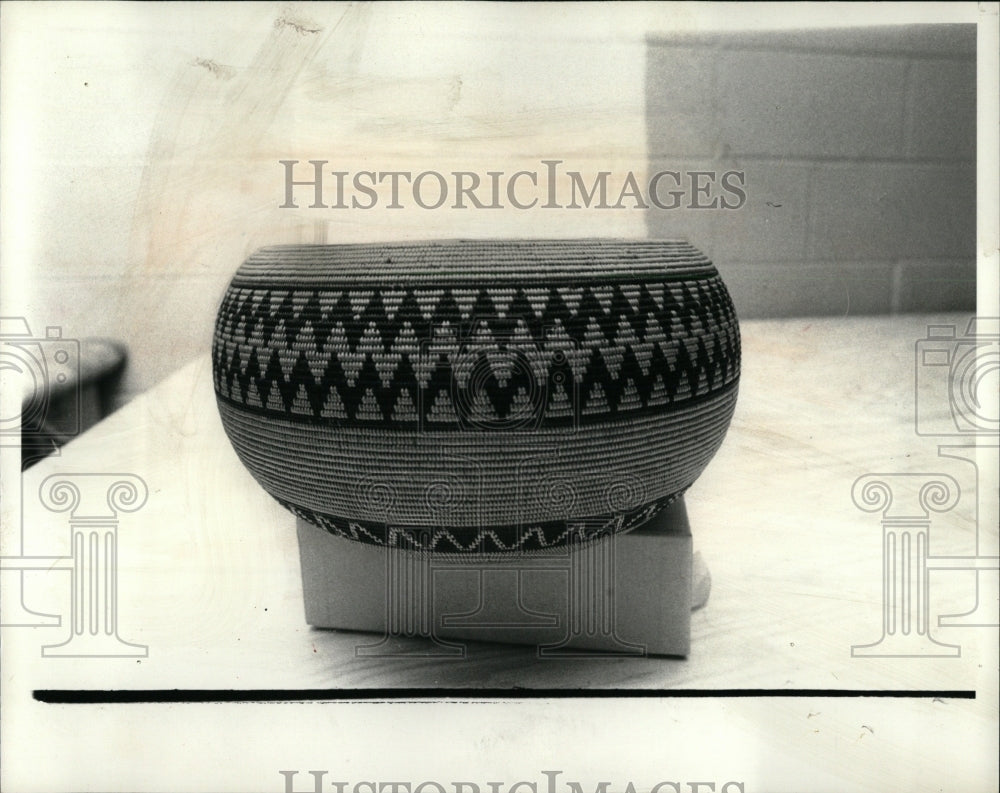 1977 Press Photo A Native American Bowl - RRW64547 - Historic Images