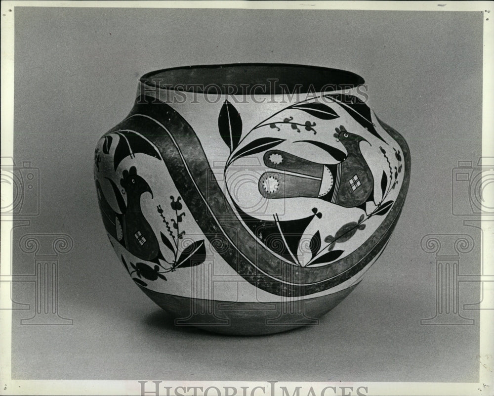 1982 Press Photo North American Indian Art Jar - RRW64551 - Historic Images