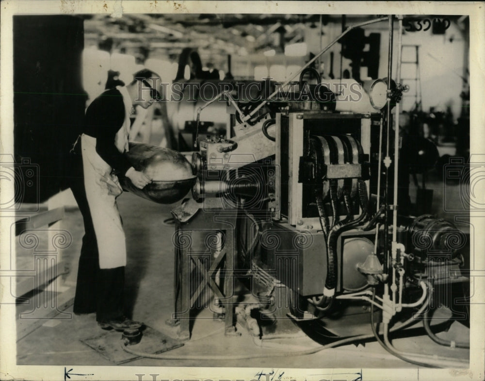 1937 Press Photo Sewing Machine Seam Spot Welding - RRW64575 - Historic Images