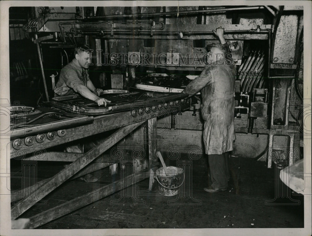 1937 Press Photo Fisher Body Plant Giant Press - RRW64591 - Historic Images