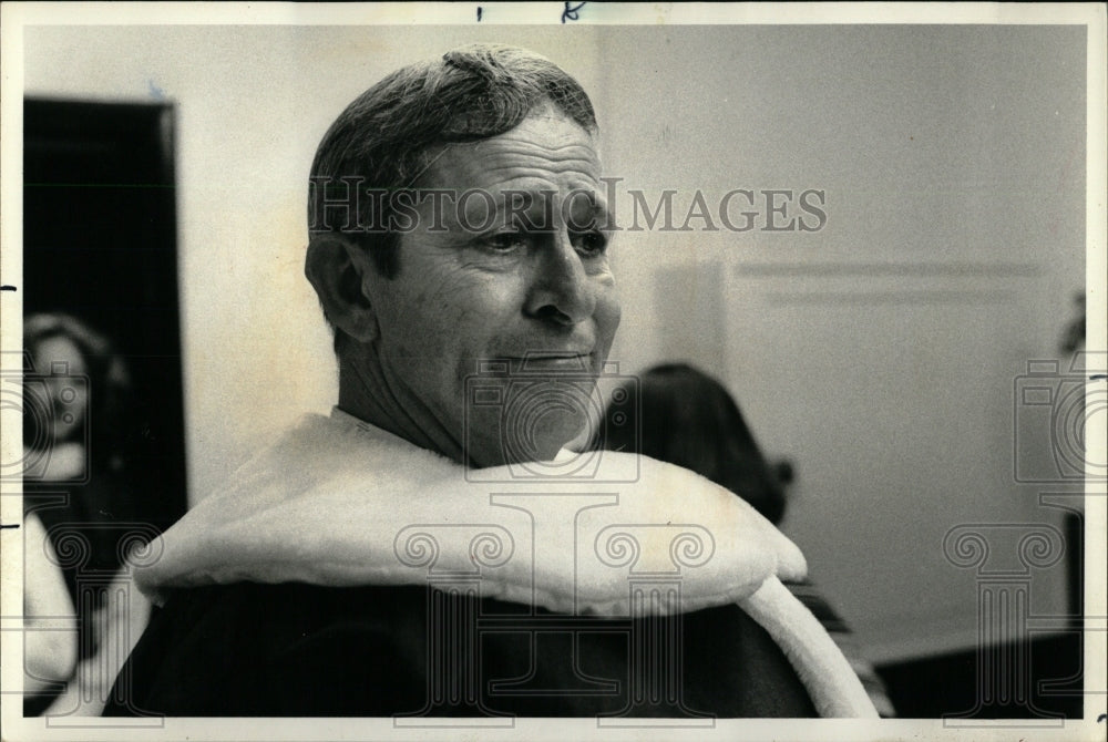 1977 Press Photo Santa Clause Dressing Up - RRW64615 - Historic Images