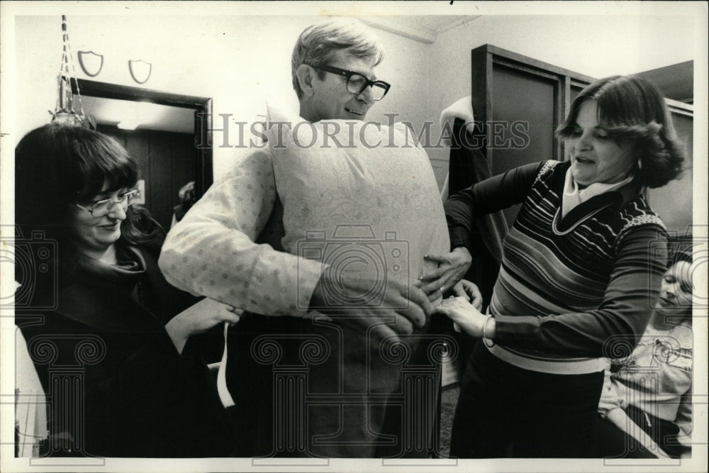 1977 Press Photo Santa Costume Pillow Stuffing - RRW64619 - Historic Images