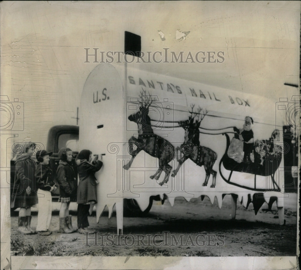 1952 Press Photo Santa's Mail Enters Giant Box - RRW64627 - Historic Images