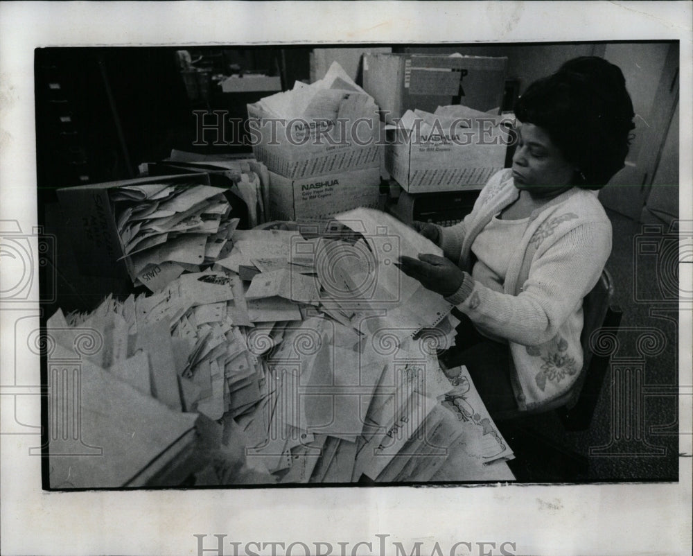 1975 Press Photo Chicago Post Office Santa Letters - RRW64629 - Historic Images