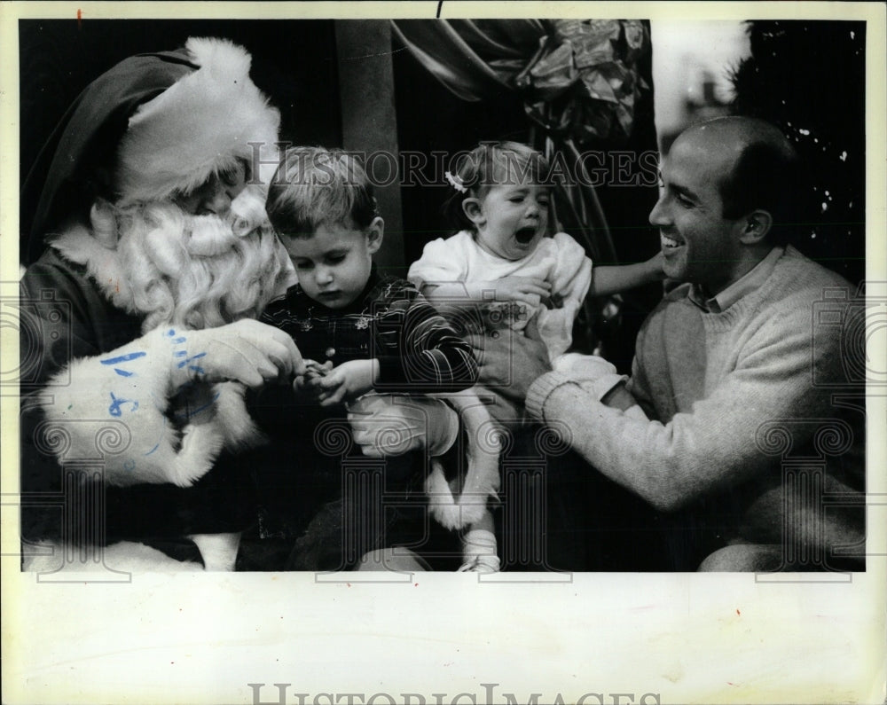1987 Press Photo Kids With Santa Claus One Crying - RRW64643 - Historic Images