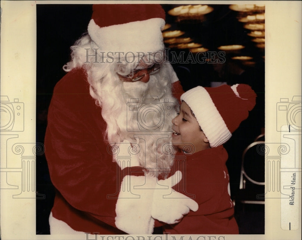1989 Press Photo Santa With Helper Ronald McDonald - RRW64647 - Historic Images