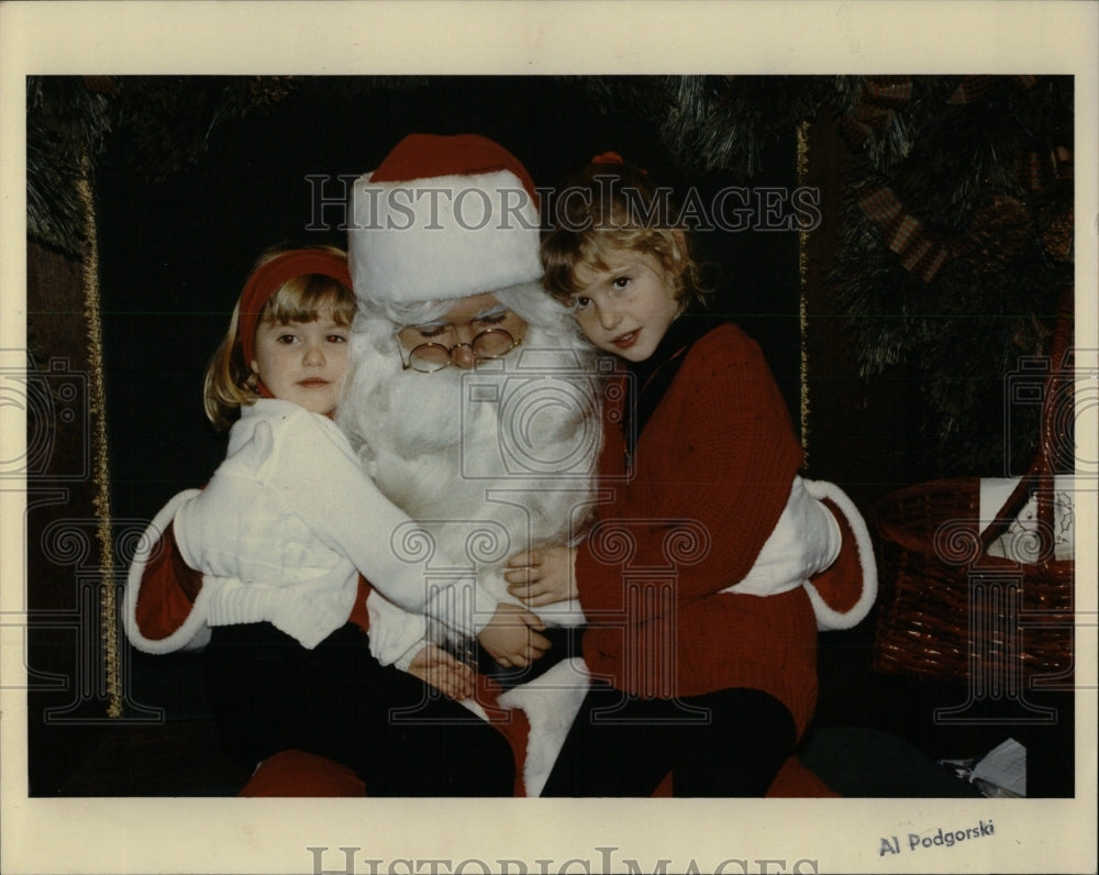1992 Press Photo Santa With Girls Marshall Fields - RRW64657 - Historic Images