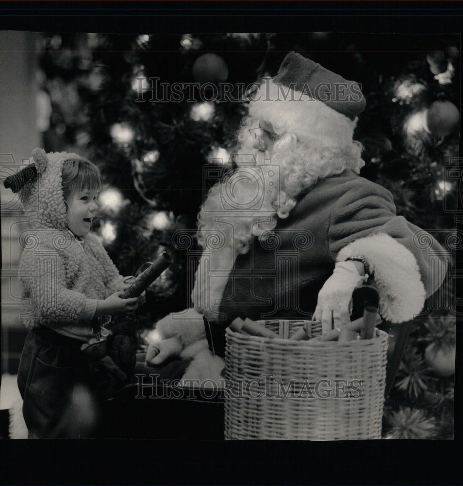 1988 Press Photo Child Giving Santa Christmas Wish List - RRW64661 - Historic Images