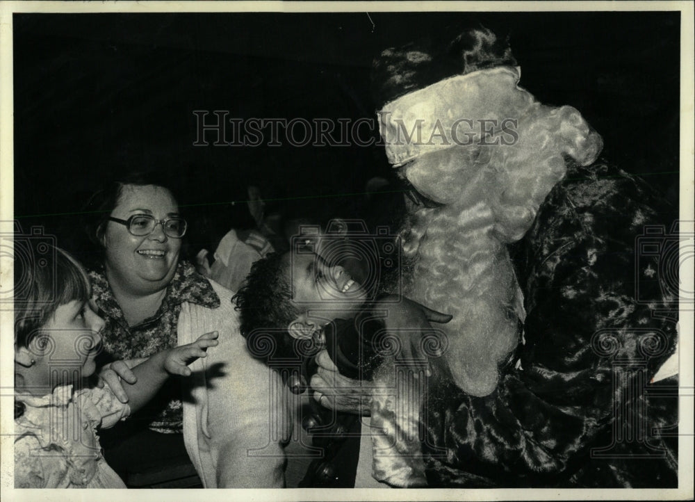 1979 Press Photo Santa Claus Visits Deaf &amp; Blind - RRW64671 - Historic Images