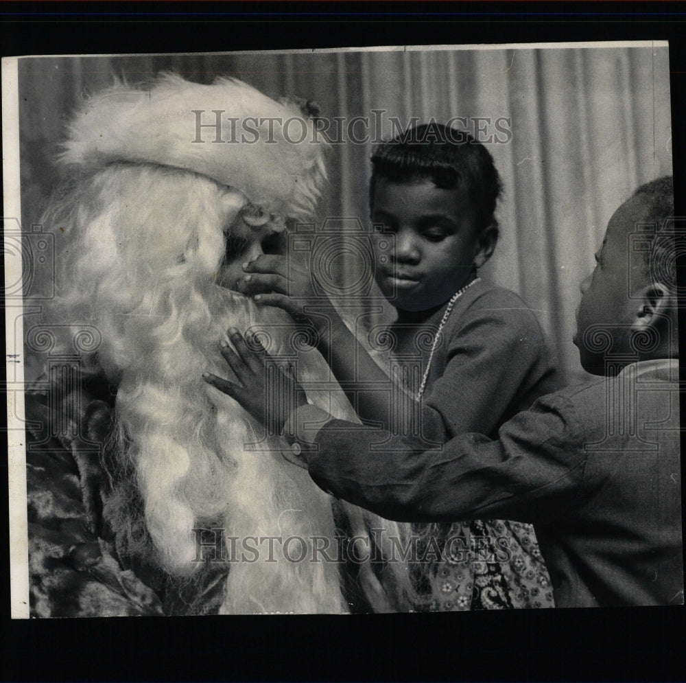 1971 Press Photo Santa Clause Blind Children - RRW64673 - Historic Images