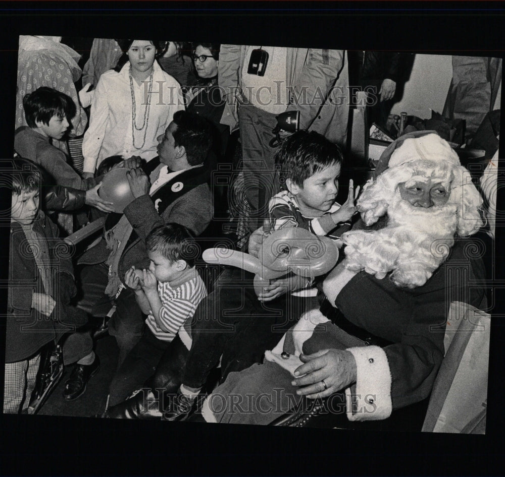 1970 Press Photo Christmas party. - RRW64677 - Historic Images