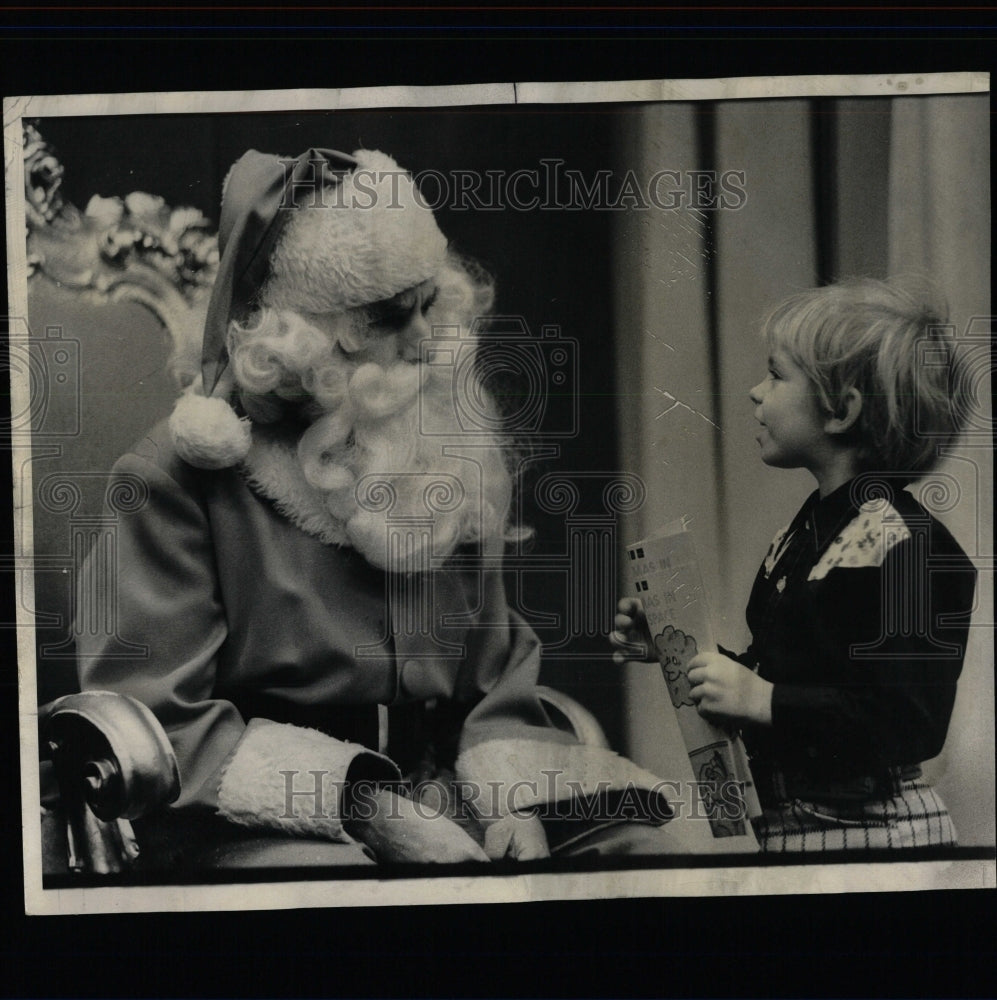 1976 Press Photo Youngsters Sit On Santa&#39;s Lap - RRW64683 - Historic Images