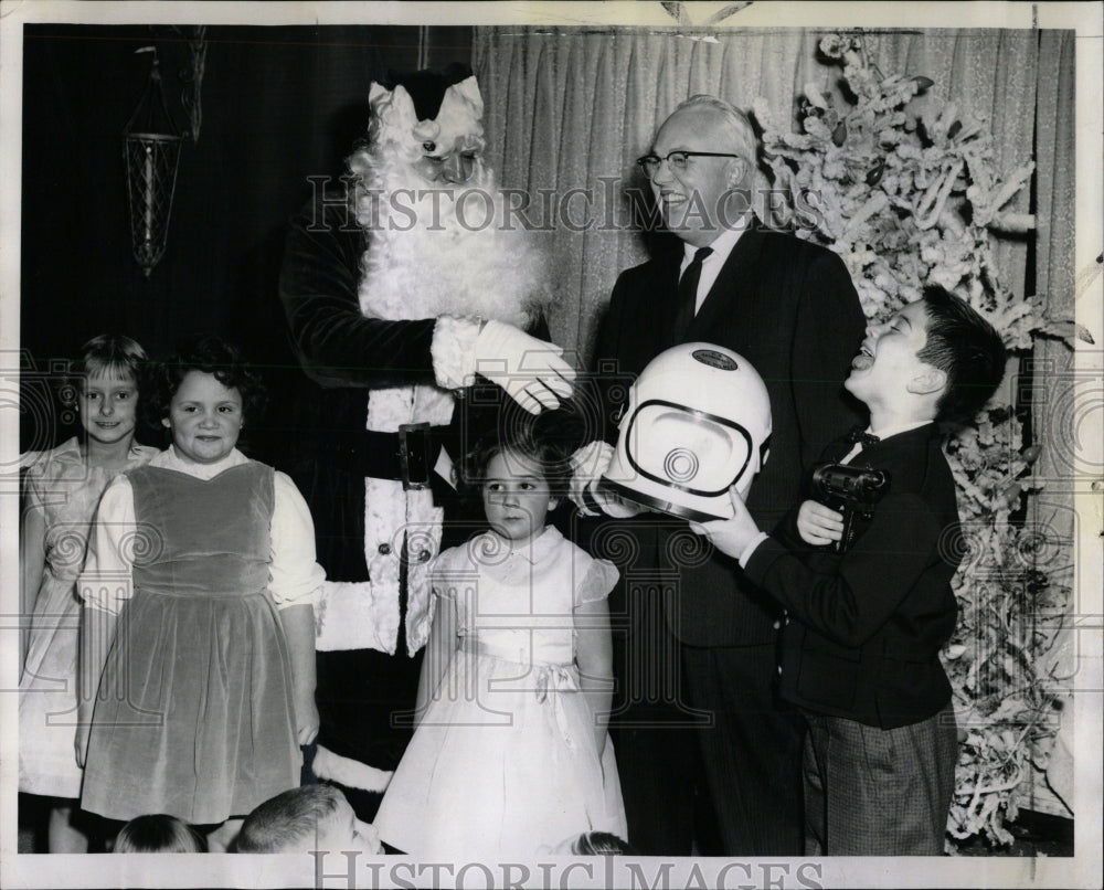 1961 Press Photo Santa at a Christmas party - RRW64707 - Historic Images