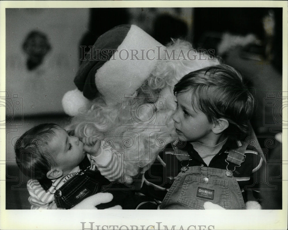 1988 Press Photo Christmas Santa Jonathon Browne Thumb - RRW64713 - Historic Images