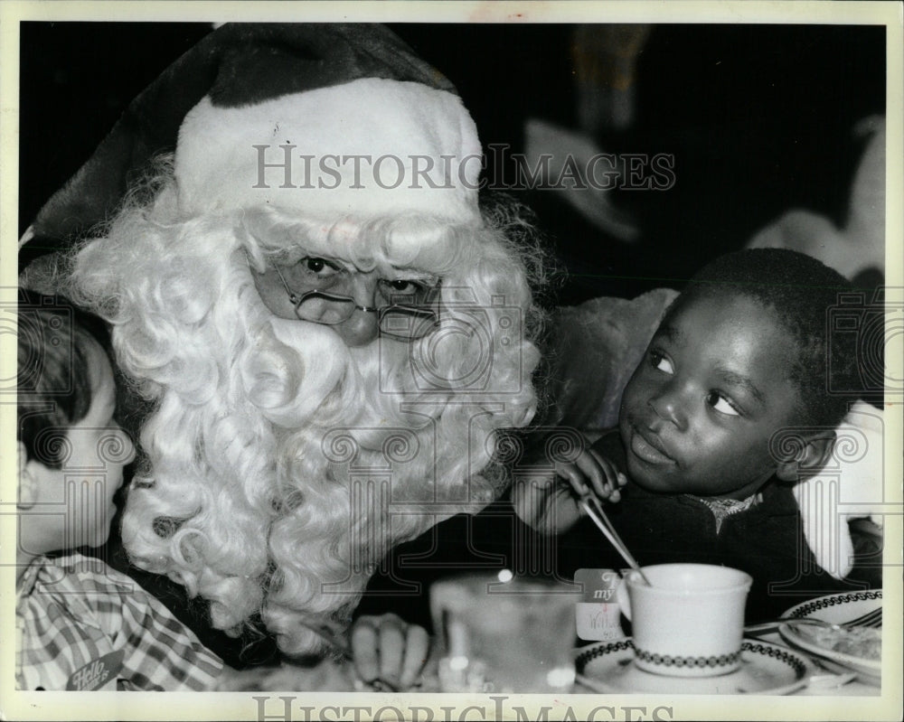 1984 Press Photo William McGhee &amp; Santa Claus - RRW64715 - Historic Images