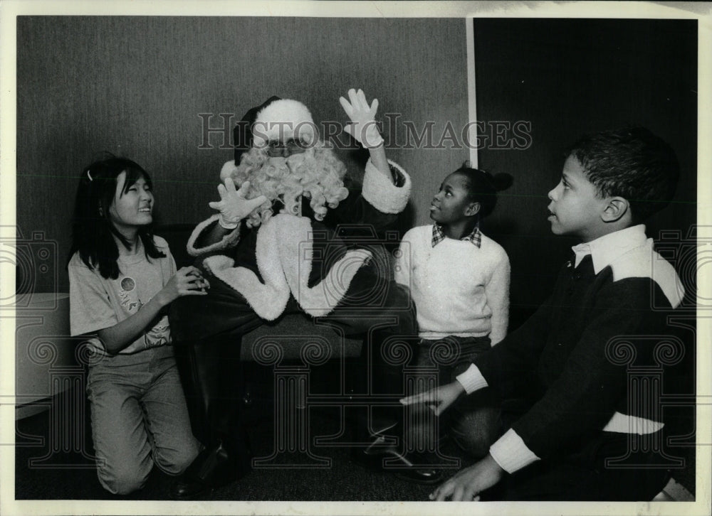 1981 Press Photo Santa Claus Chicago Hearing society - RRW64747 - Historic Images