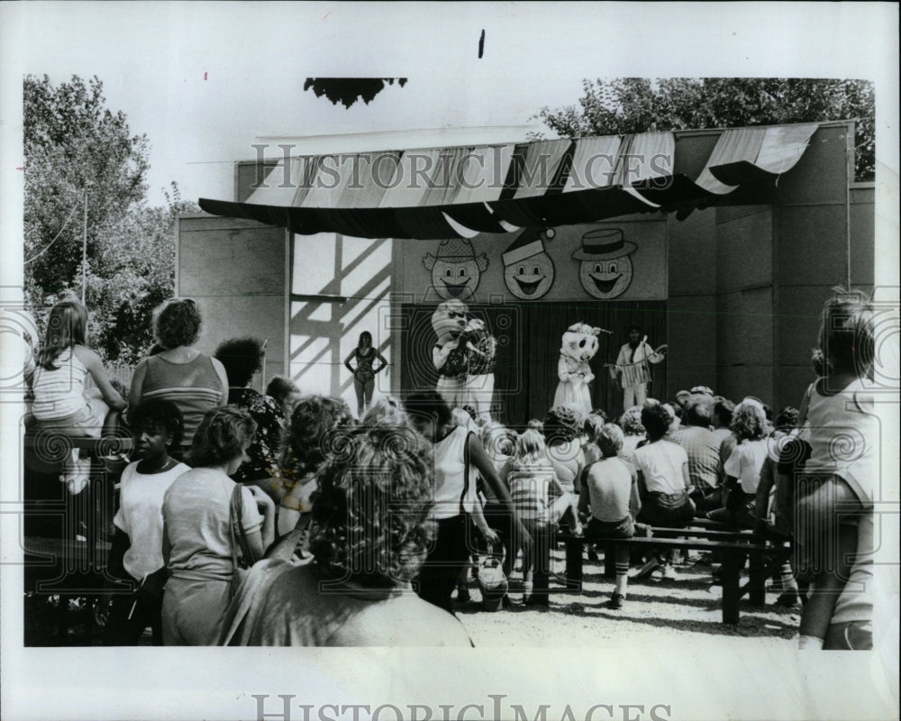 1985 Press Photo Evergreen Theater Santas Village - RRW64765 - Historic Images